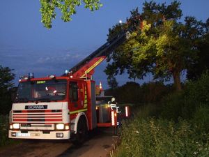 Die Drehleiter in Stellung auf der Straße.