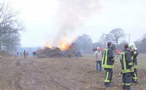 Die Einsatzleitung im Gespräch  mit den Verantwortlichen.