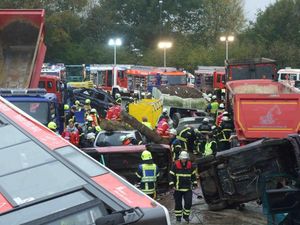 Es ist nicht möglich mit den Einsatzfahrzeugen bis zum Unfallfahrzeug vor zu fahren.