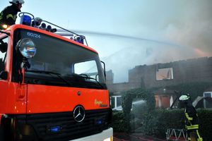 Vom TLF 24/50 der Feuerwehr Ahrensburg aus wird massiv Wasser in das brennende Gebäude geworfen.