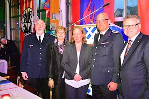 v.l.n.r. Wolfgang Schramm, Bürgervorsteherin Cornelia Harmuth, Bürgermeisterin Birte Kruse-Gobrecht, Hinnerk Bielenberg und Kreispräsident Hans-Werner Harmuth.