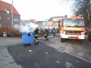 Ein Trupp unter Atemschutz löscht den Container