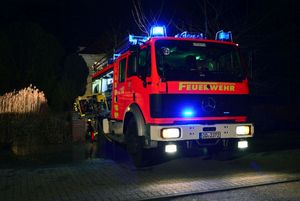 Das LF 16 lenzt mit der Fahrzeugpumpe das Grundstück