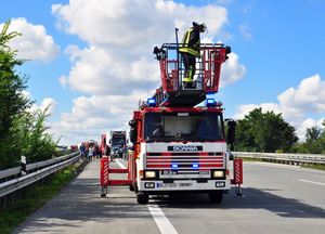 Die Drehleiter wird in Stellung gebracht