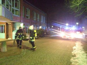 Der Angriffstrupp verläßt nach getaner Arbeit das Gebäude.