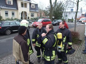 Der Angriffstrupp bespricht das weitere Vorgehen mit der Einsatzleitung