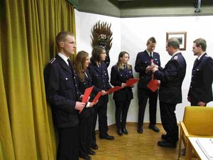 Die "Großen" der Jugendfeuerwehr haben die Abteilung gewechselt und werden verabschiedet.