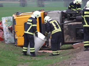 Das in einer Mulde aufgefangene Bitumen wird in ein Fass umgefüllt.