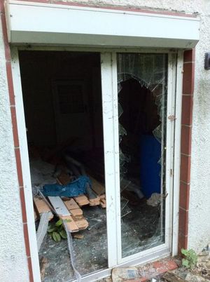 Die Glasscherben die noch in der Tür stecken wurden als Gefahrenquelle angesehen.