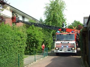 Das Aufstellen der Drehleiter auf dem benachbarten Grundstück bot sich an, das Fenster konnte bestens erreicht werden.