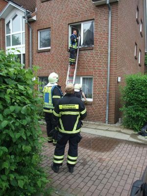 Ein Trupp ist durch das Fenster in die Wohnung gelangt. Der Gruppenführer gibt Entwarnung.